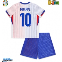 Frankrike Kylian Mbappe #10 Bortedraktsett Barn EM 2024 Kortermet (+ Korte bukser)